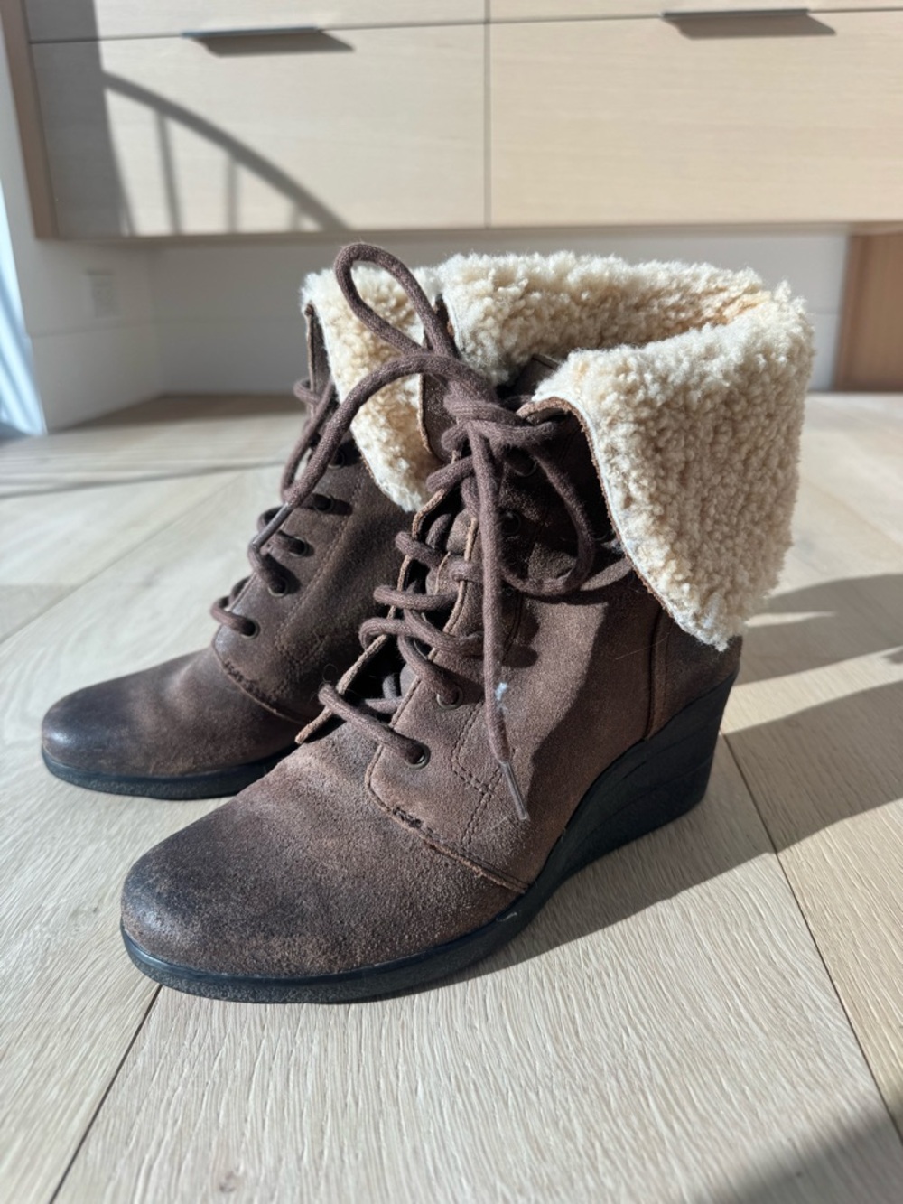 UGG Brown Lace-Up Wedge Ankle Boots with Cream Faux Fur Cuff - Picture 3 of 6